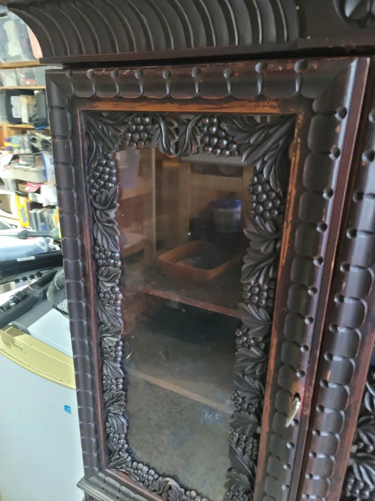 🥕 Antique Style Carved Wood Display Cabinet image indicator(2)