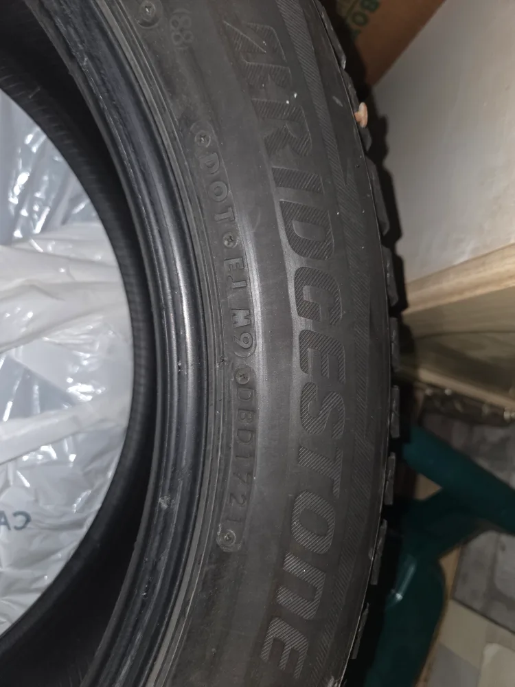 Bridgestone   235/55R20 Winter Tire image indicator(2)