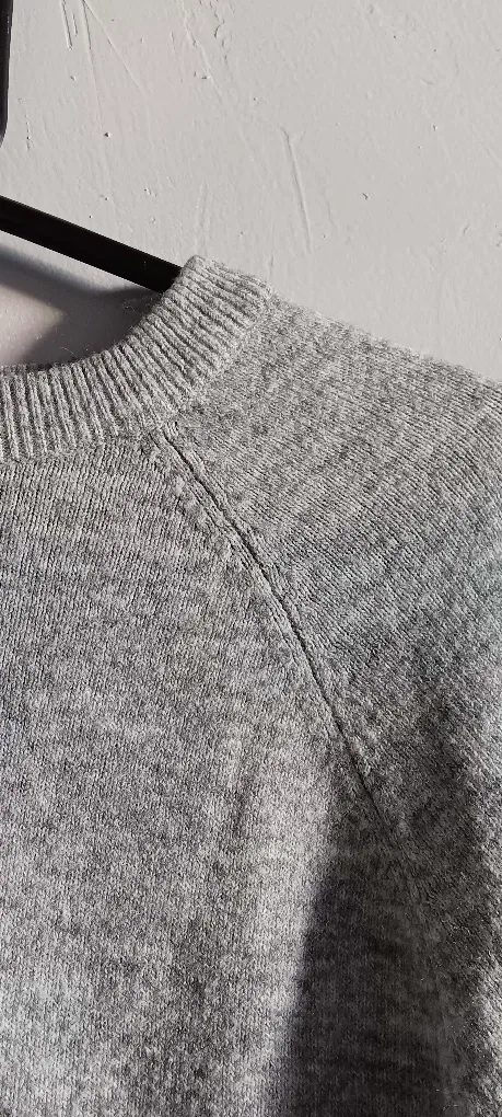 H&M Gray Cropped Sweater - Size M image indicator(2)