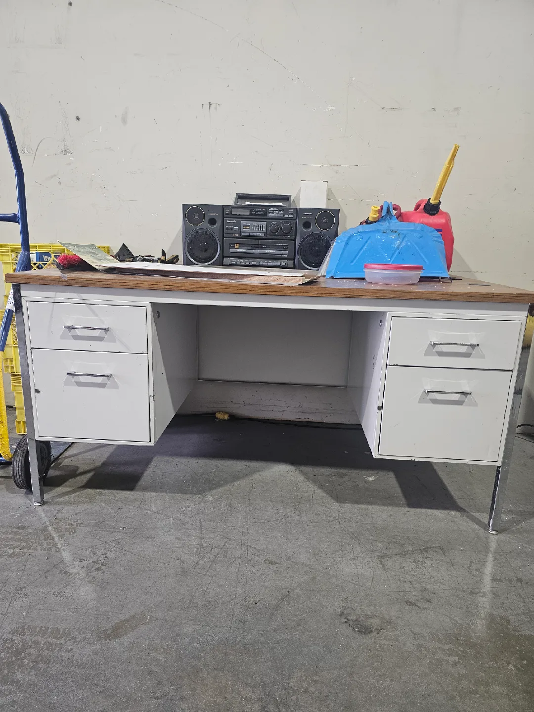 Metal Desk with Drawers image indicator(2)