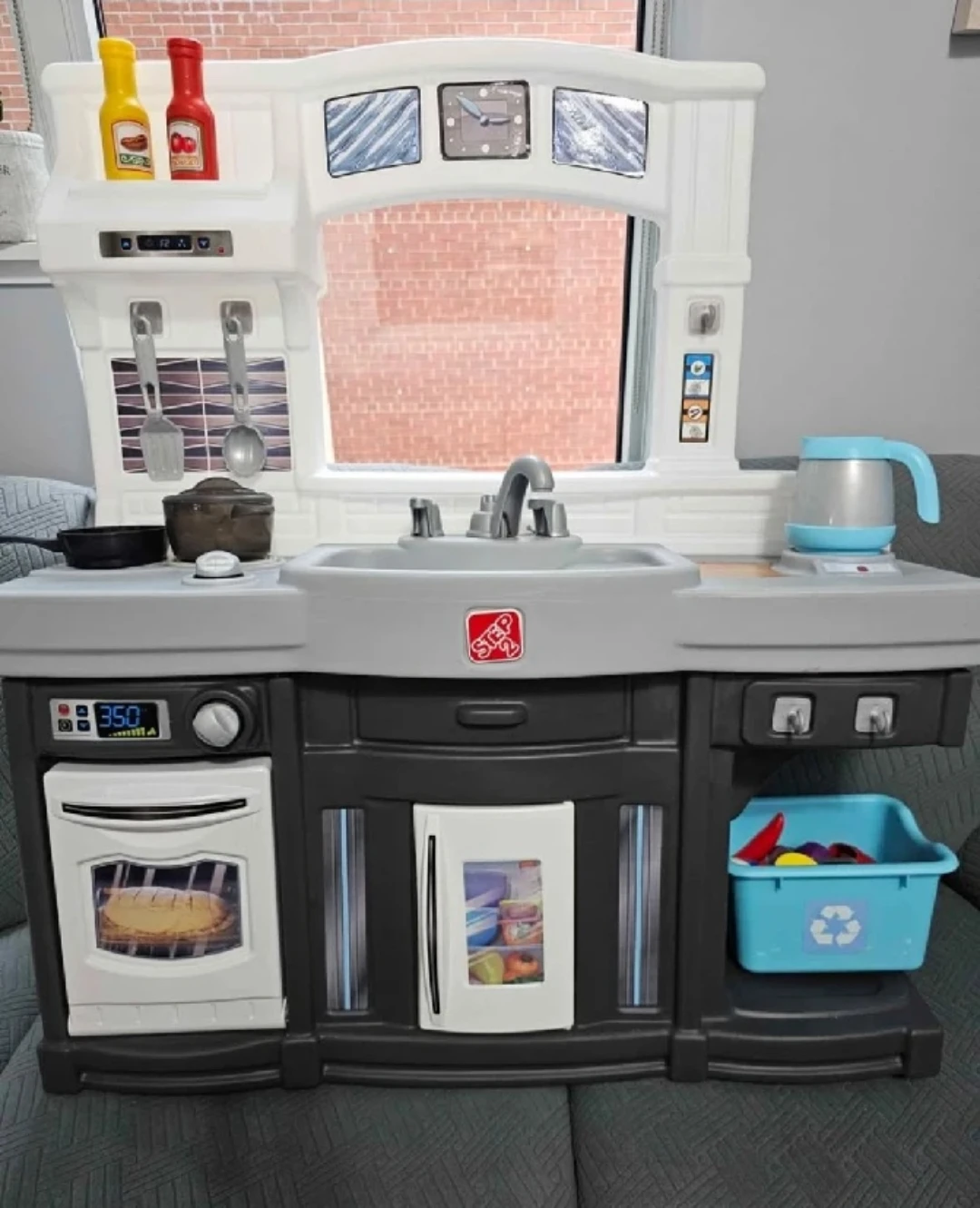play kitchen  70$