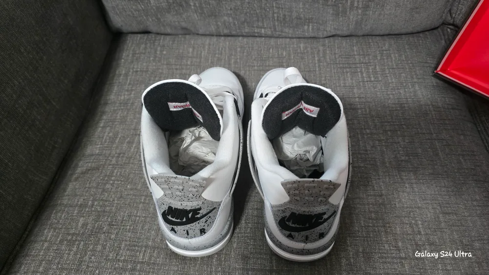 Air Jordan 4 Retro Summit White/Fire Red Size 12 image indicator(5)