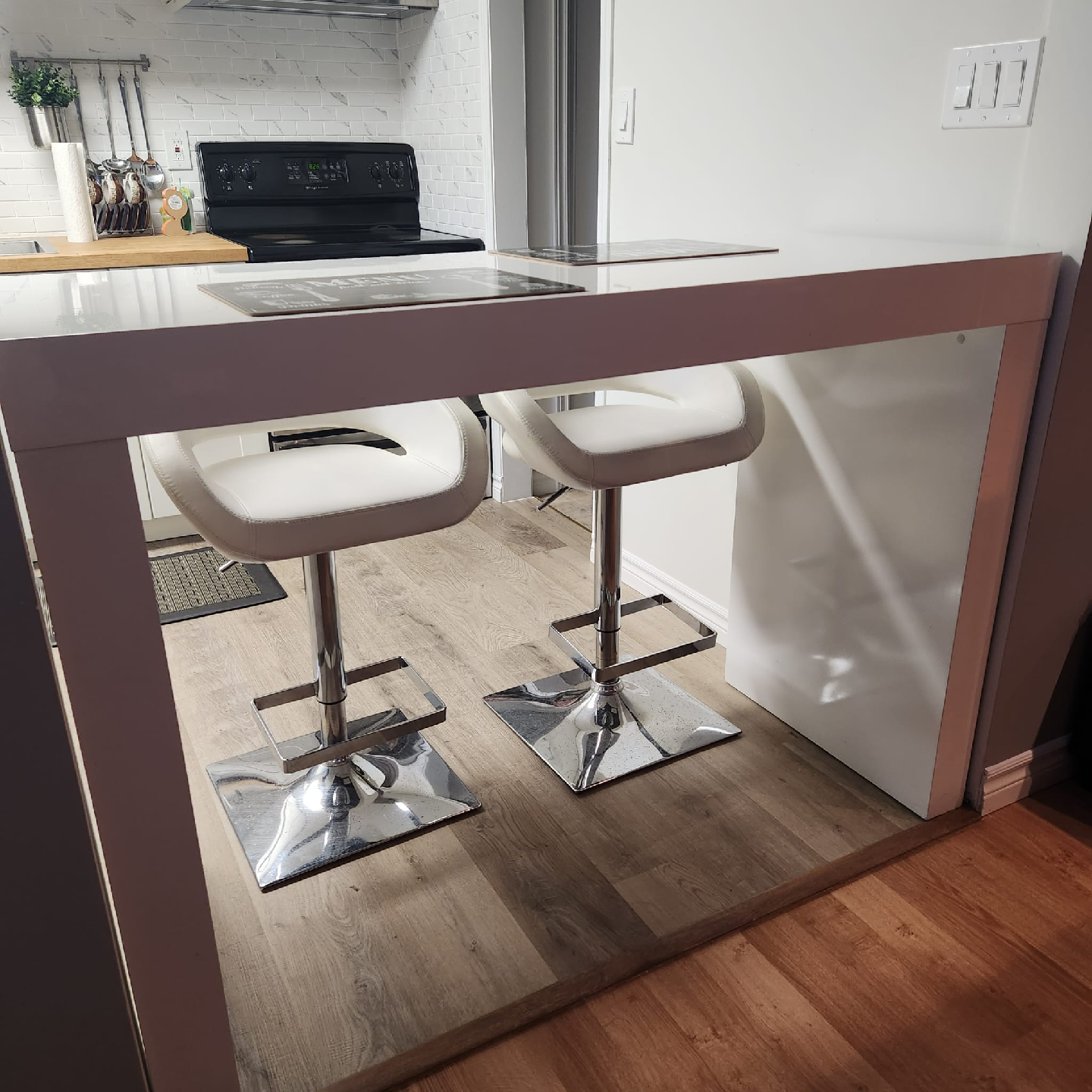 White Bar Table with Two Stools - photo 2