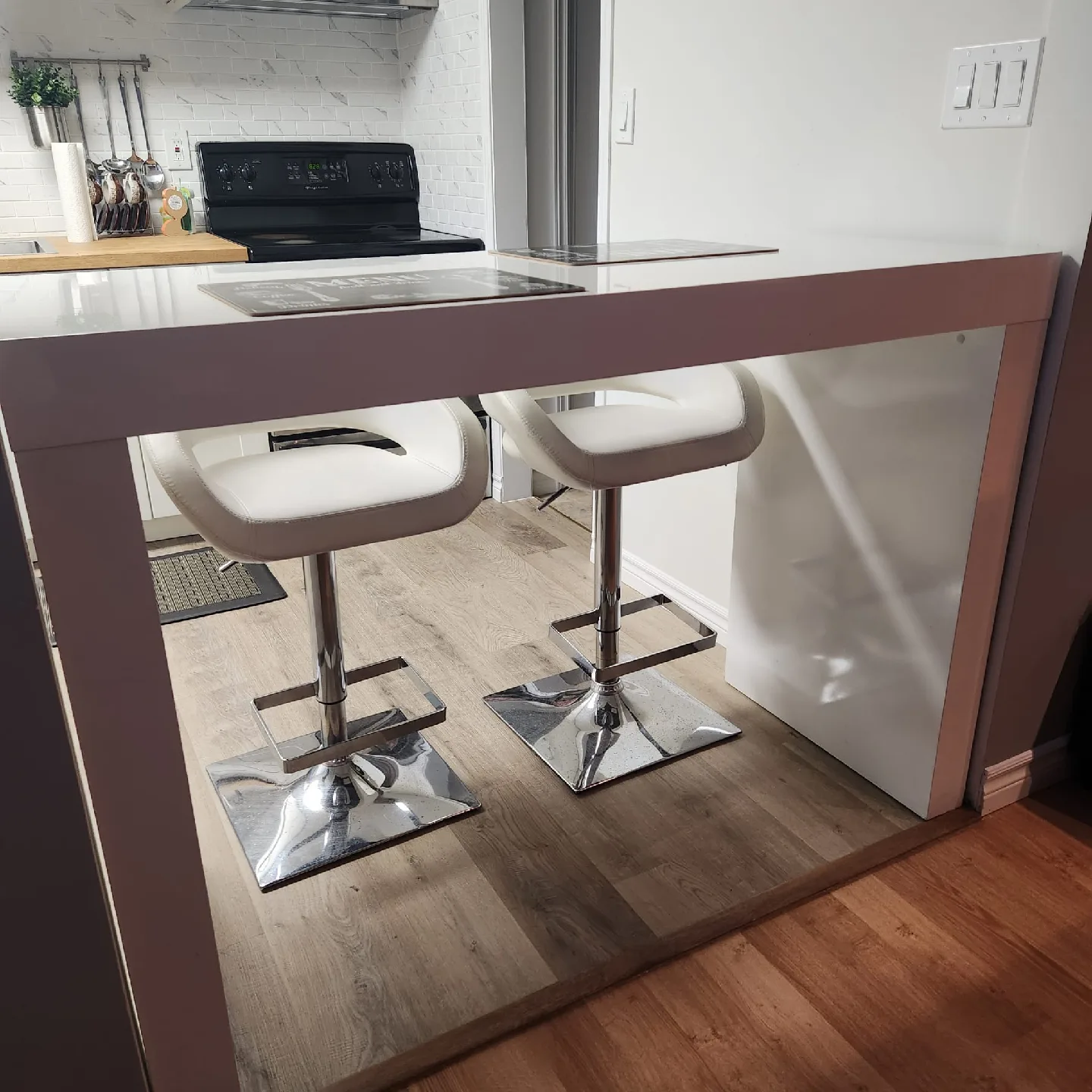 White Bar Table with Two Stools image indicator(2)