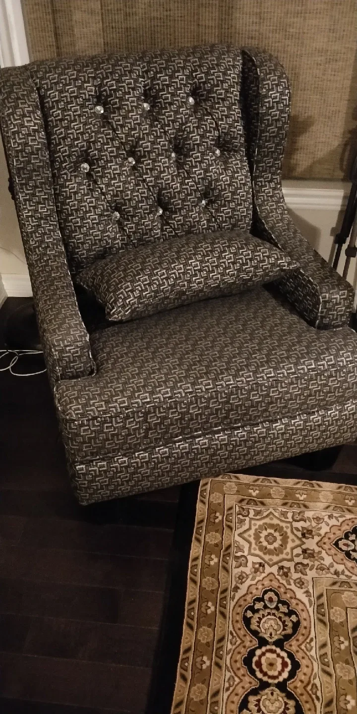 Patterned Armchair Set with Pillows