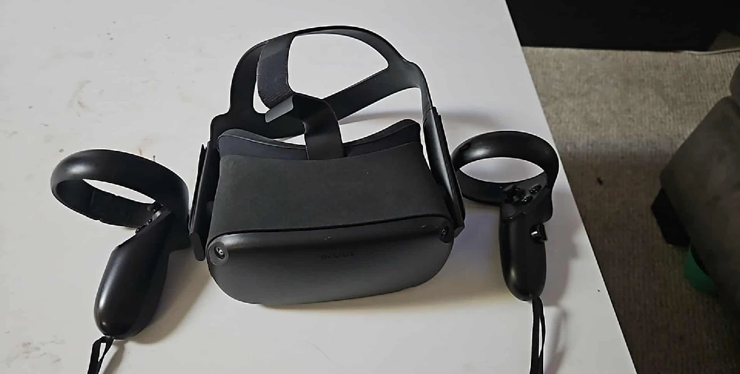 Oculus Quest VR Headset with Controllers
