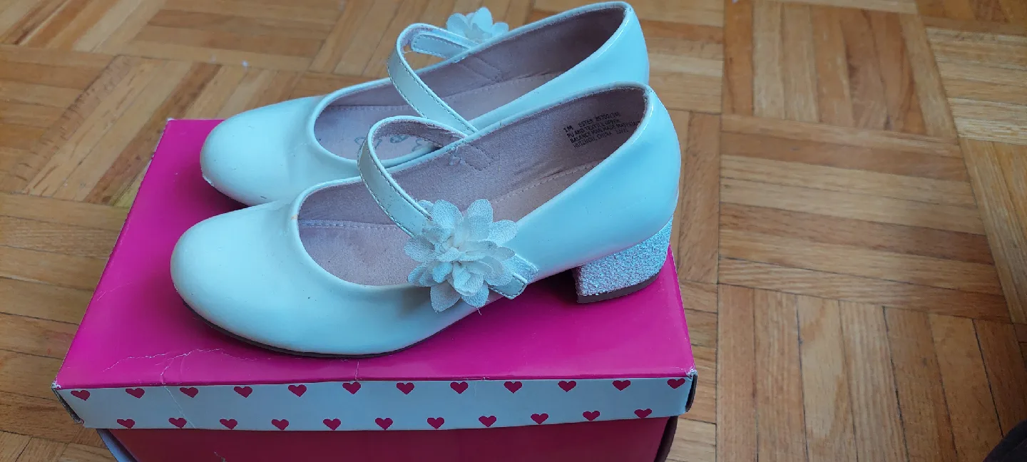 Olive & Edie White Dress Shoes - Size 1M image indicator(4)