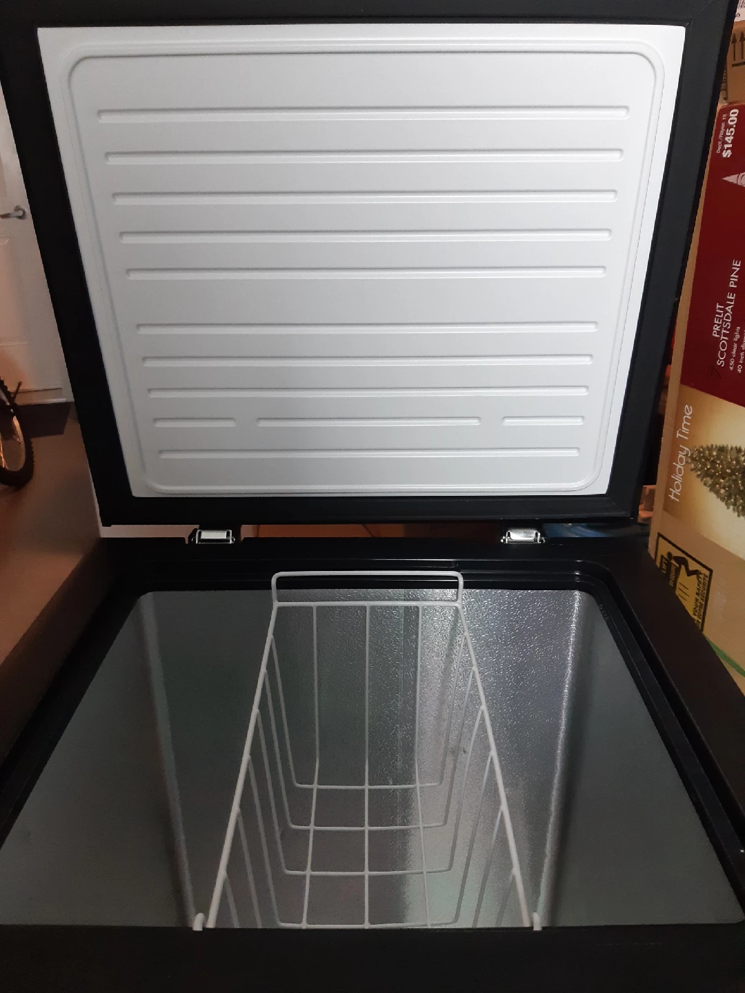 Arctic King 5 cu ft Chest Freezer - Black - photo 2