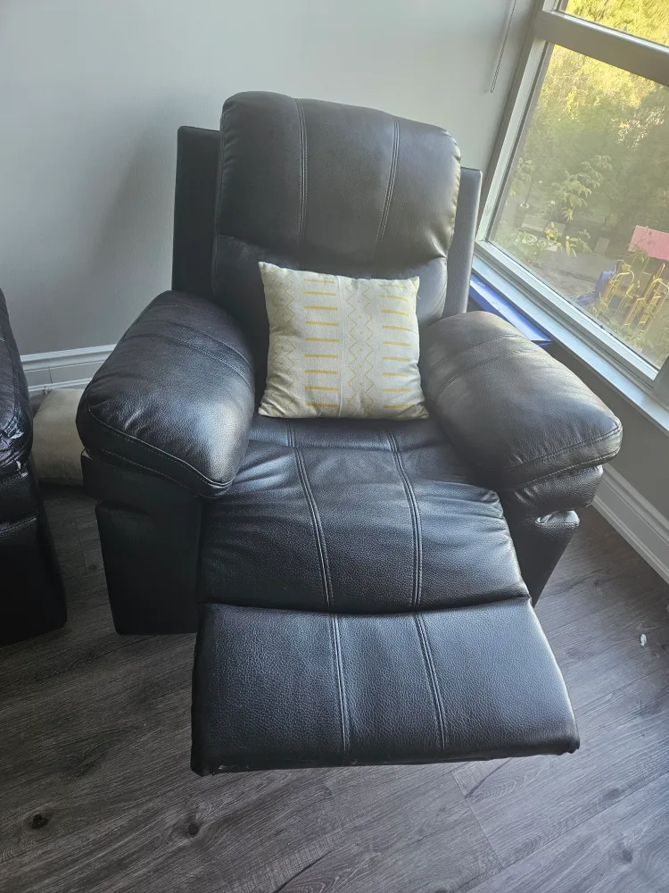 Black Leather Reclining Loveseat & Chair Set image indicator(3)