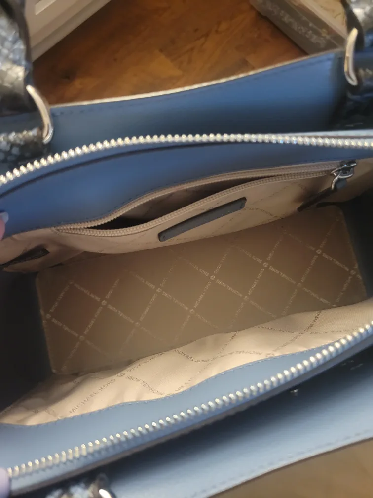 Michael Kors Leather Wallet image indicator(5)