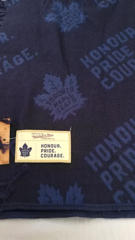 Toronto Maple Leafs Scarf - BNWT image indicator(2)