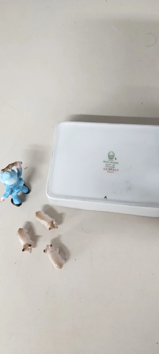 Wedgwood Lichfield Trinket Box with Figurines - photo 3