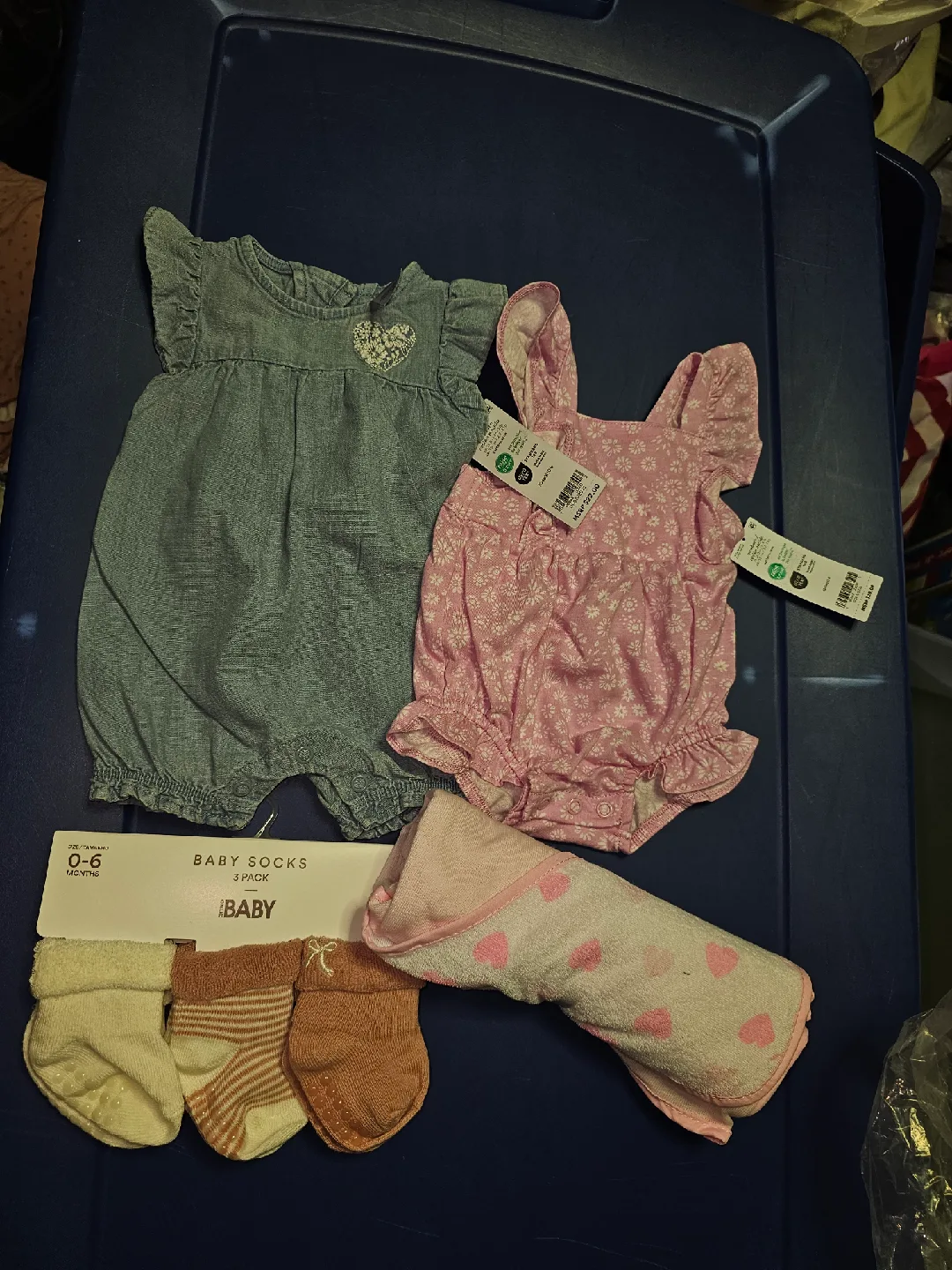 🥕Baby Clothes Bundle: Rompers, Outfits, Socks image indicator(3)