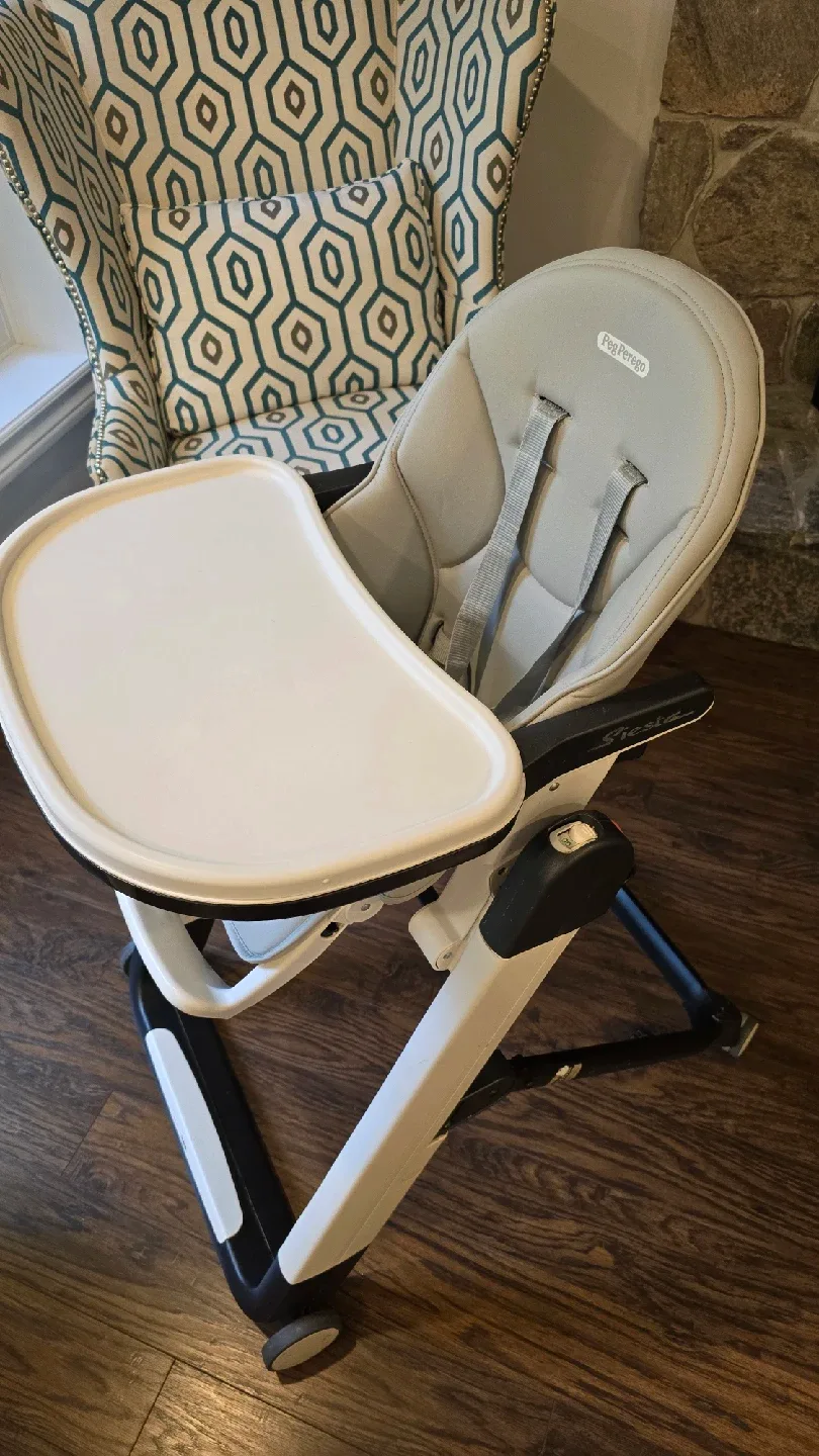 Peg Perego Siesta High Chair - Grey image indicator(2)