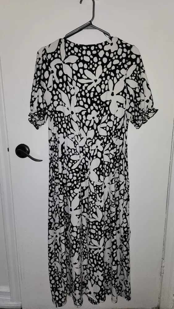 Black & White Floral Dress image indicator(6)