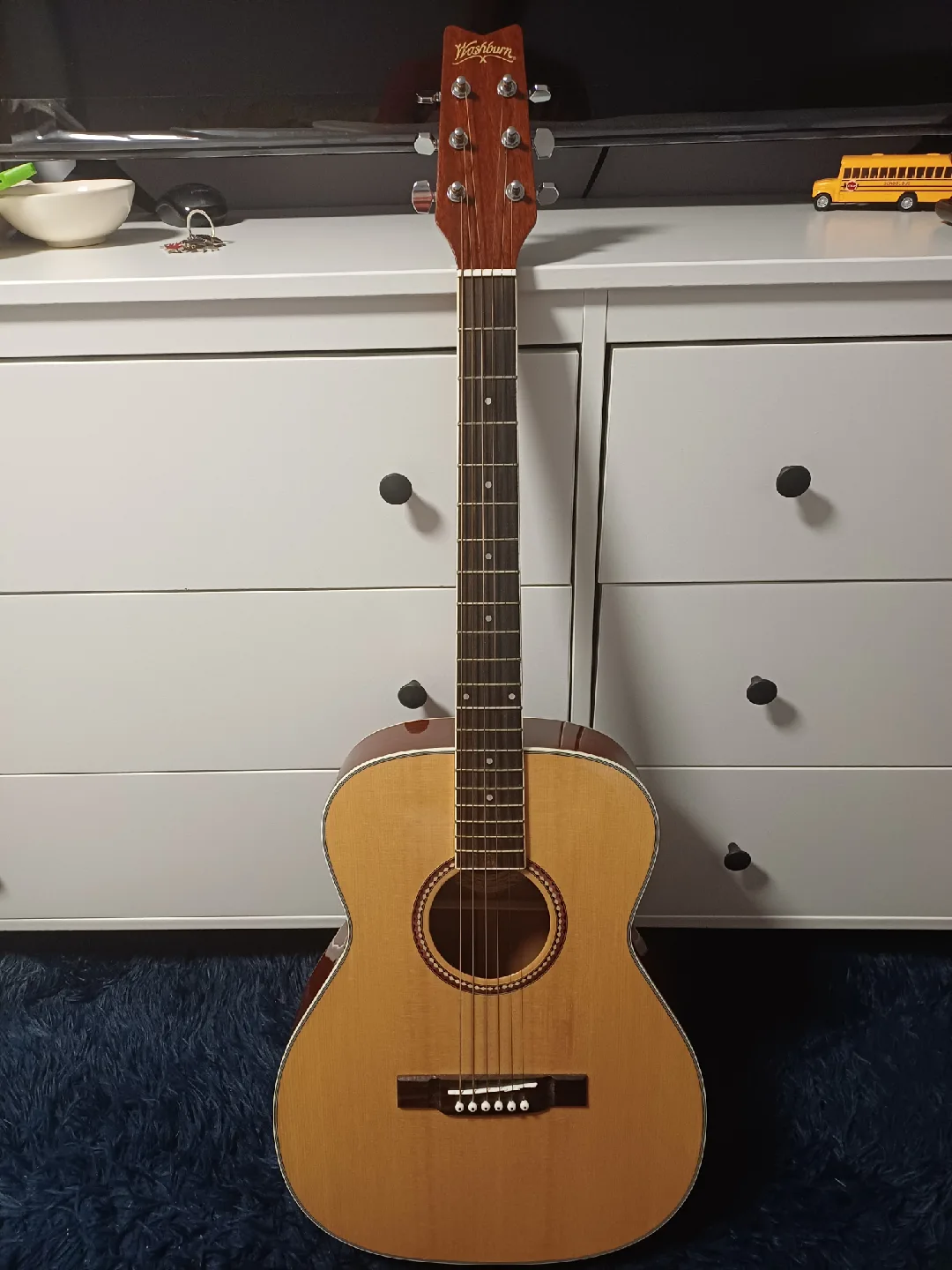 Washburn Acoustic Guitar with Case image indicator(2)
