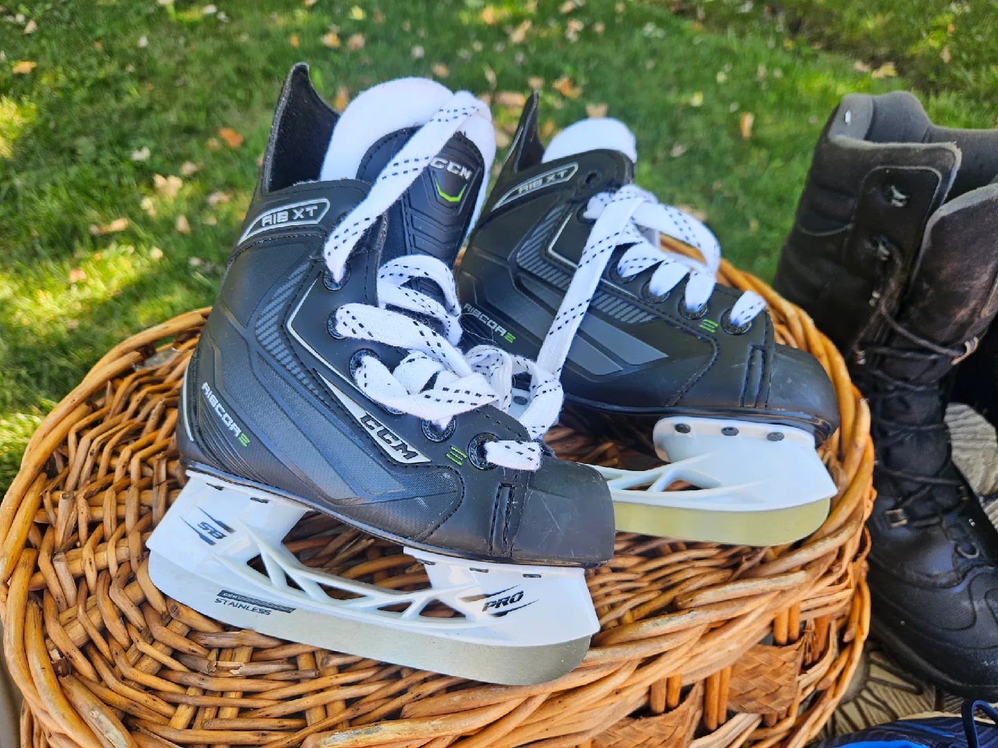YOUTH CCM Ribcor 28TX Ice Skates - Size 9 US thumbnail