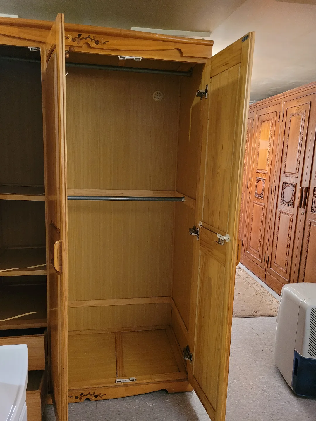 Wooden Wardrobe with mirror image indicator(3)