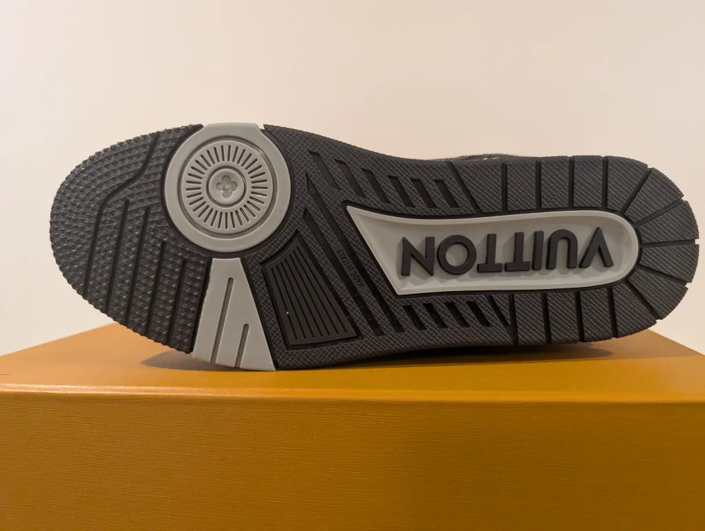 Louis Vuitton image indicator(2)