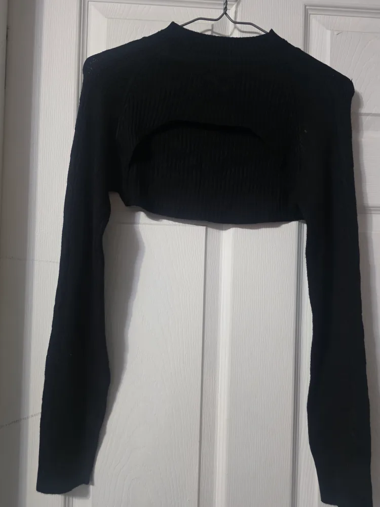 Revamped Black Tank Top & Cropped Sweater Set image indicator(2)