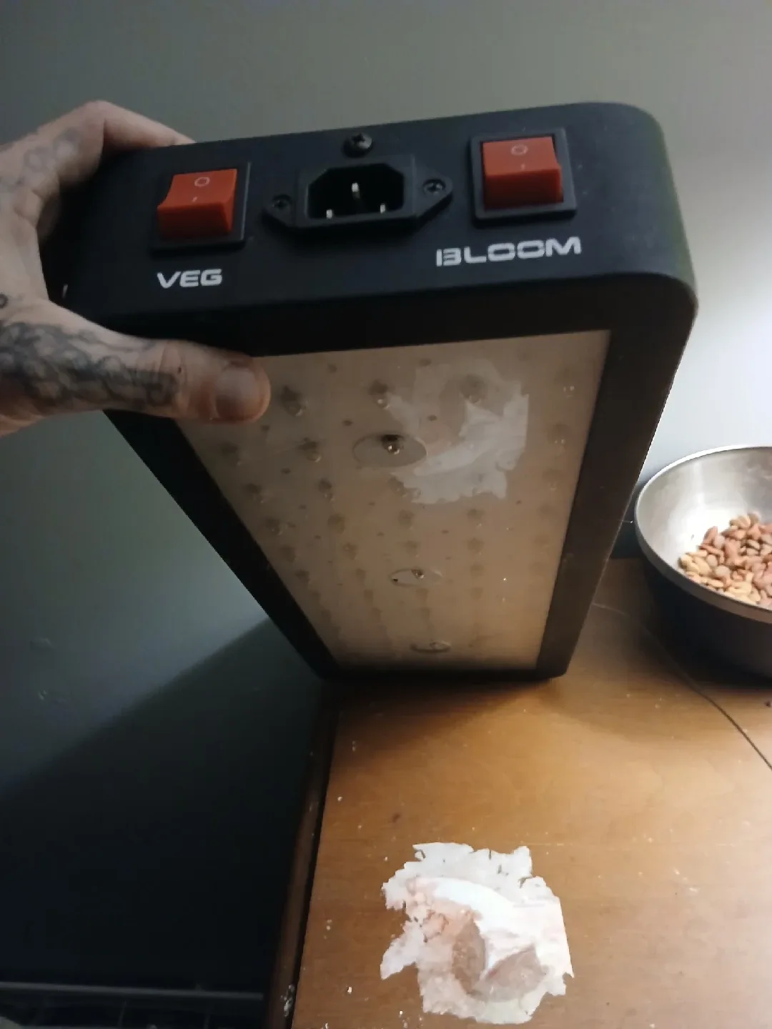 grow tent for sale asking $200 obo comes wit grow light image indicator(3)