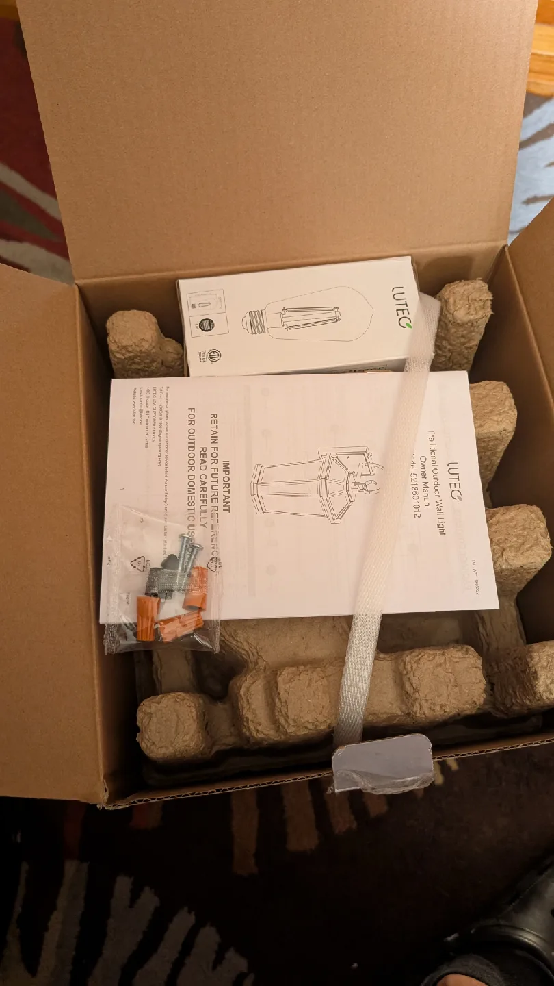 Traditional Outdoor Wall Light - NEW image indicator(2)