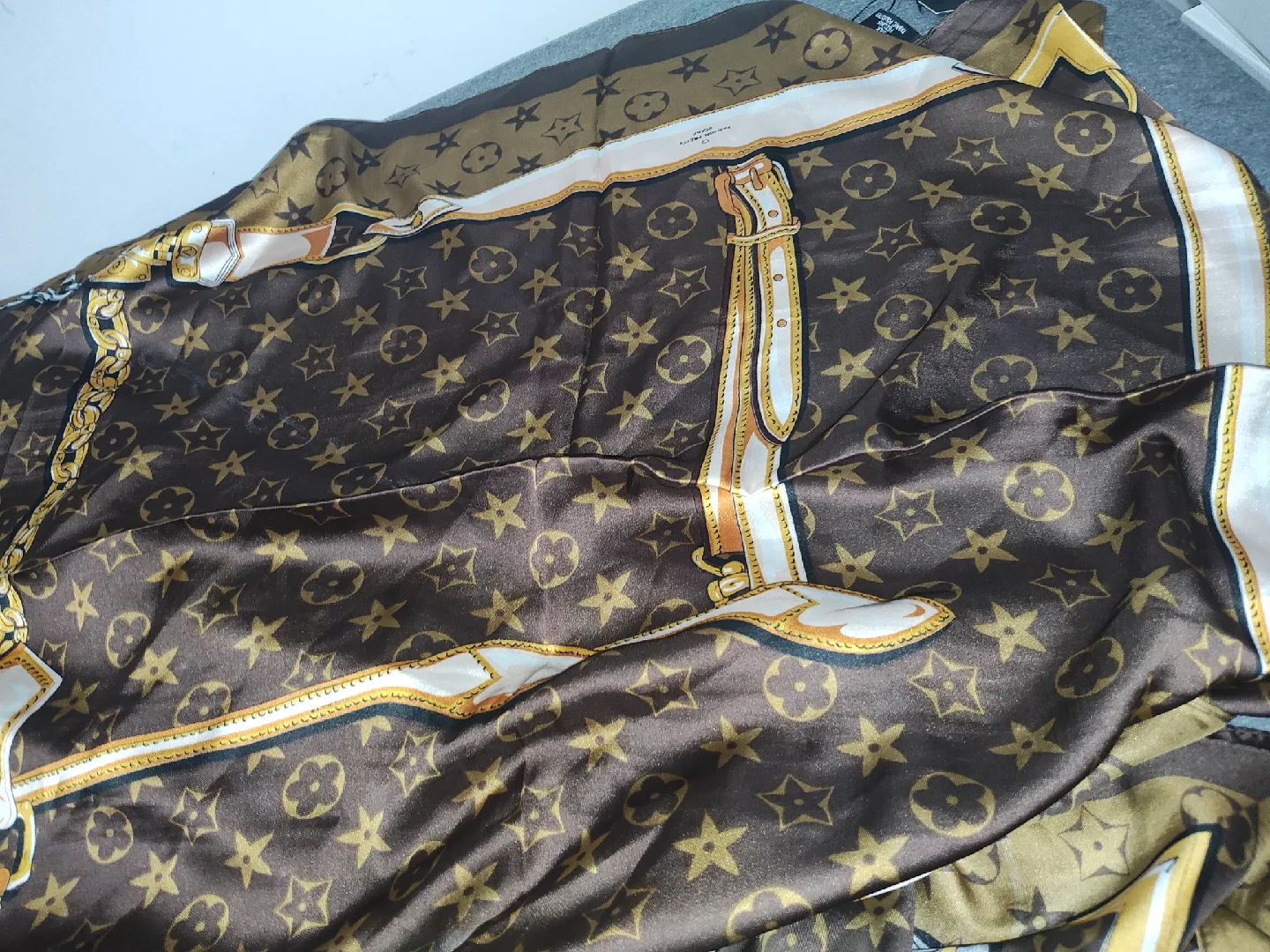 Beautiful designed scraf 💯 Silk image indicator(7)