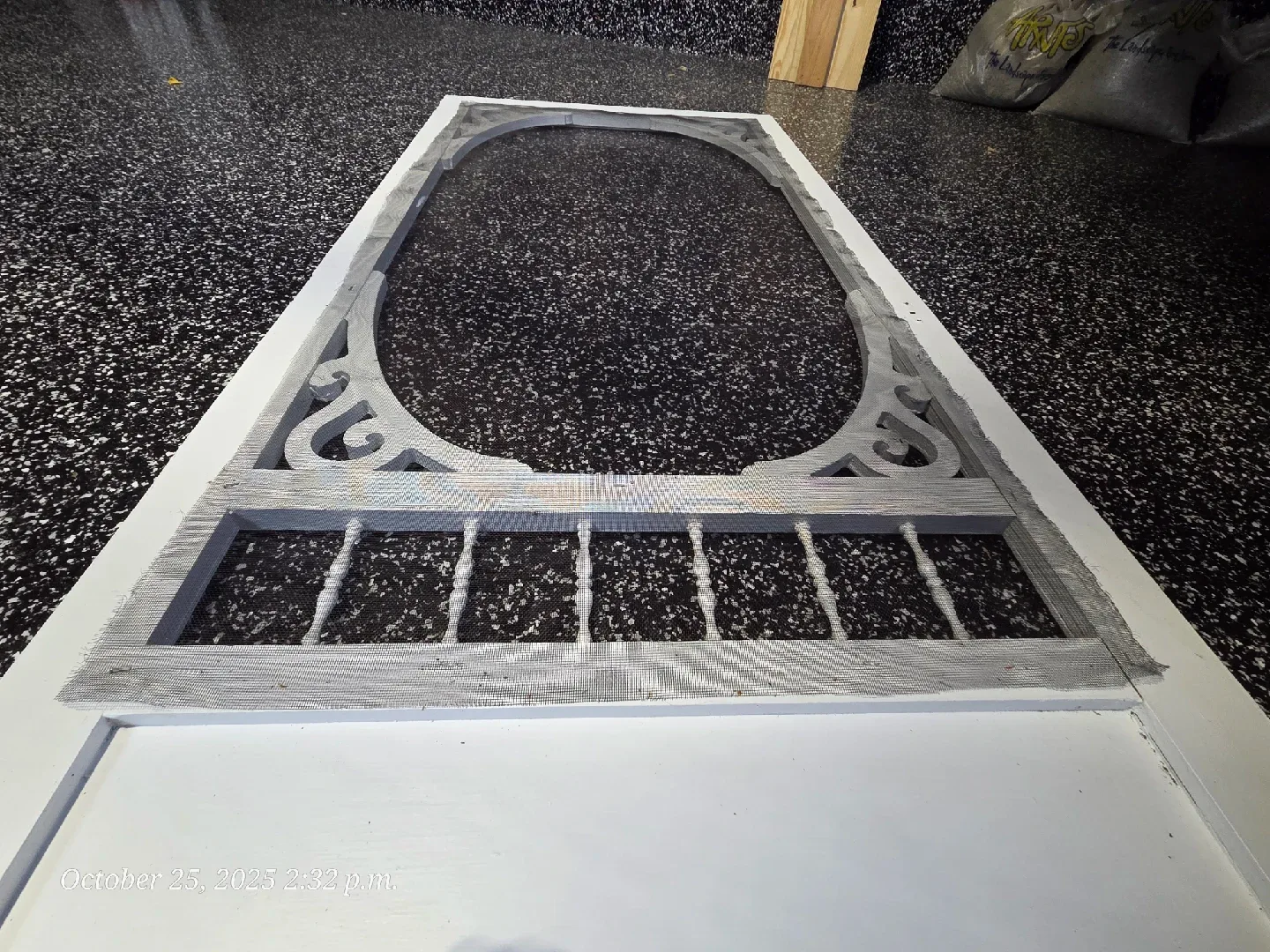 Decorative screen door image indicator(10)