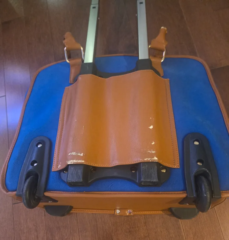 Blue Rolling Suitcase & Matching Tote Bag image indicator(6)