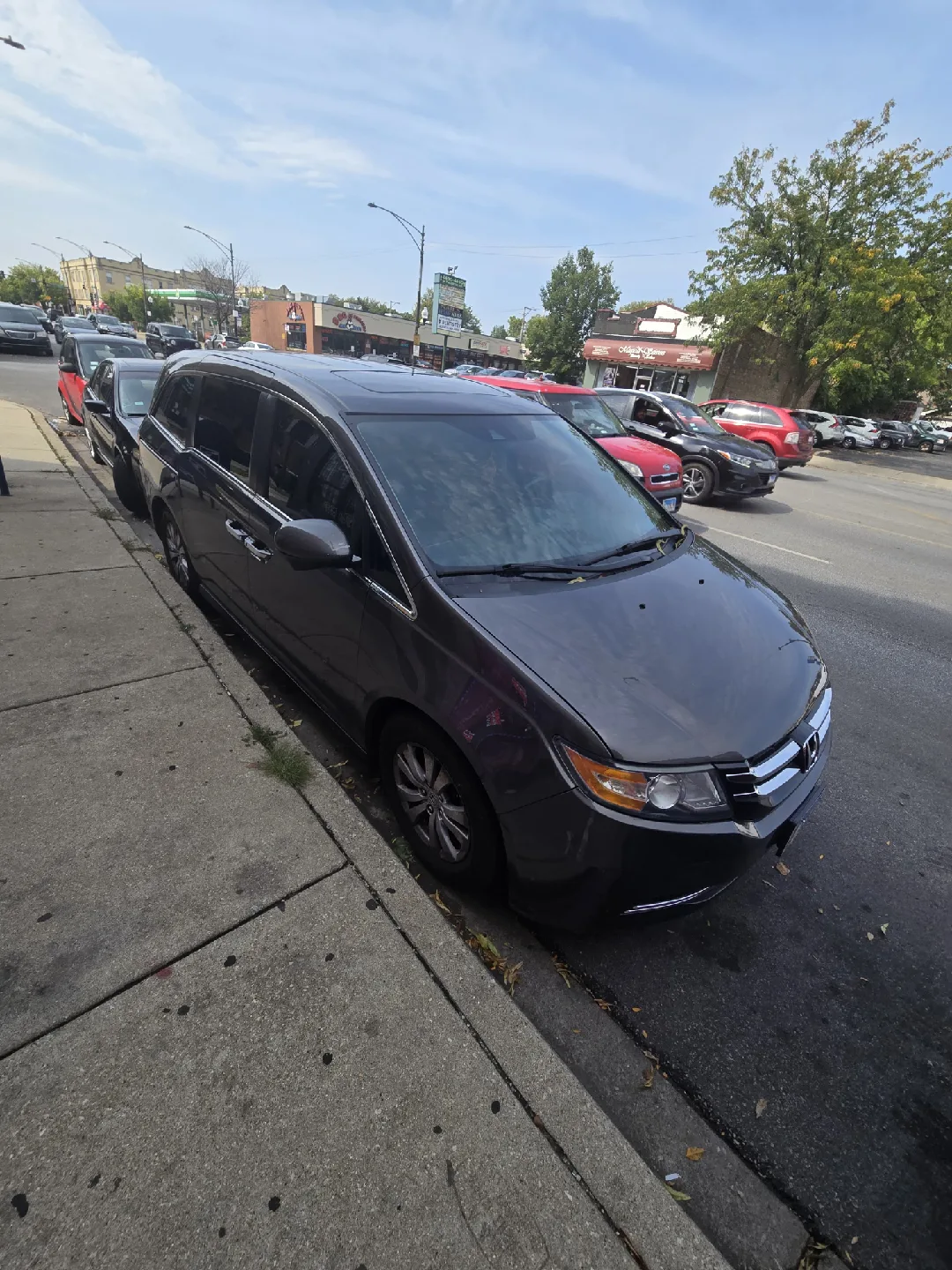Honda Odyssey Minivan - Gray 2014 image indicator(2)