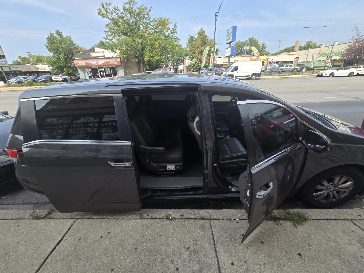 Honda Odyssey Minivan - Gray 2014 image indicator(4)