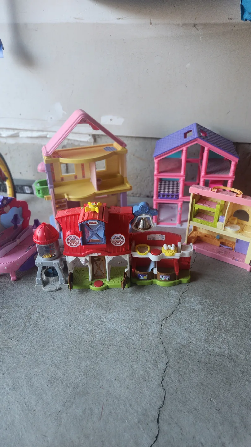 Mixed Lot of Dollhouses and toys image indicator(2)