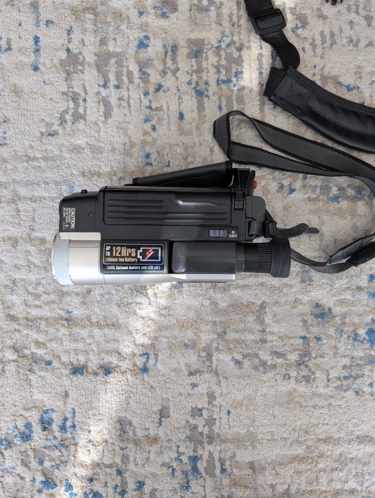 Hitachi VM-E565LA Digital Video Camera - photo 3