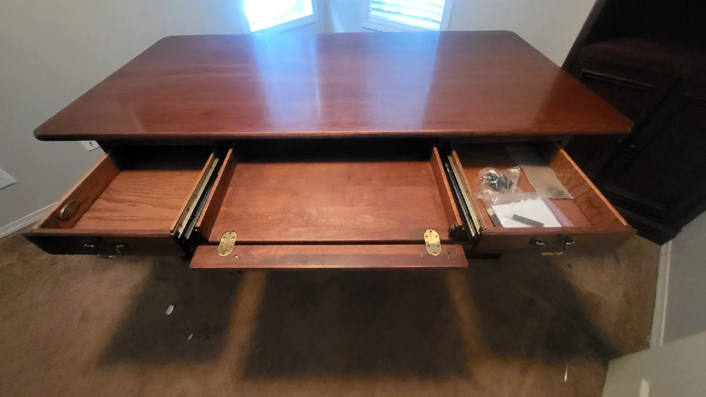 🪵 Solid Wood Executive Desk image indicator(2)