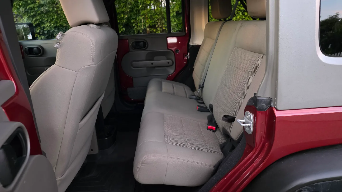 Jeep Wrangler Unlimited - Red image indicator(6)