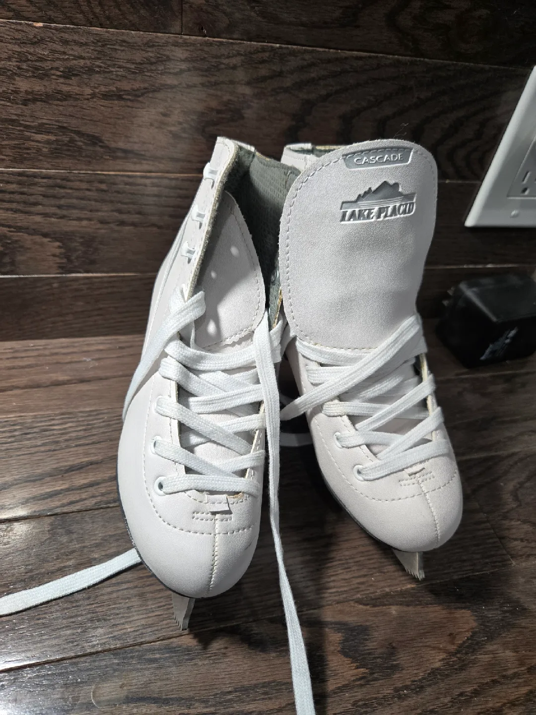 Cascade Lake Placid Girls Size 3 Ice Skates image indicator(4)