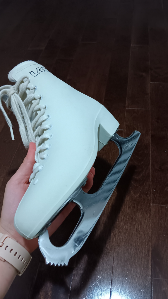 Size 6 Figure Skates in Excellent Condition - photo 5