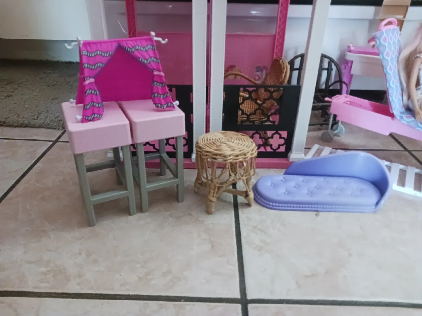 Barbie Dreamhouse and Furniture Set image indicator(2)