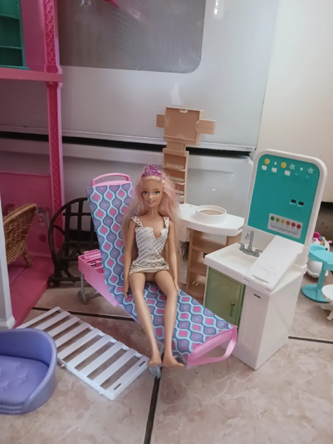 Barbie Dreamhouse and Furniture Set image indicator(3)