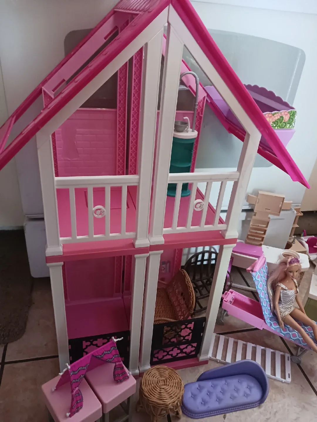 Barbie Dreamhouse and Furniture Set image indicator(4)