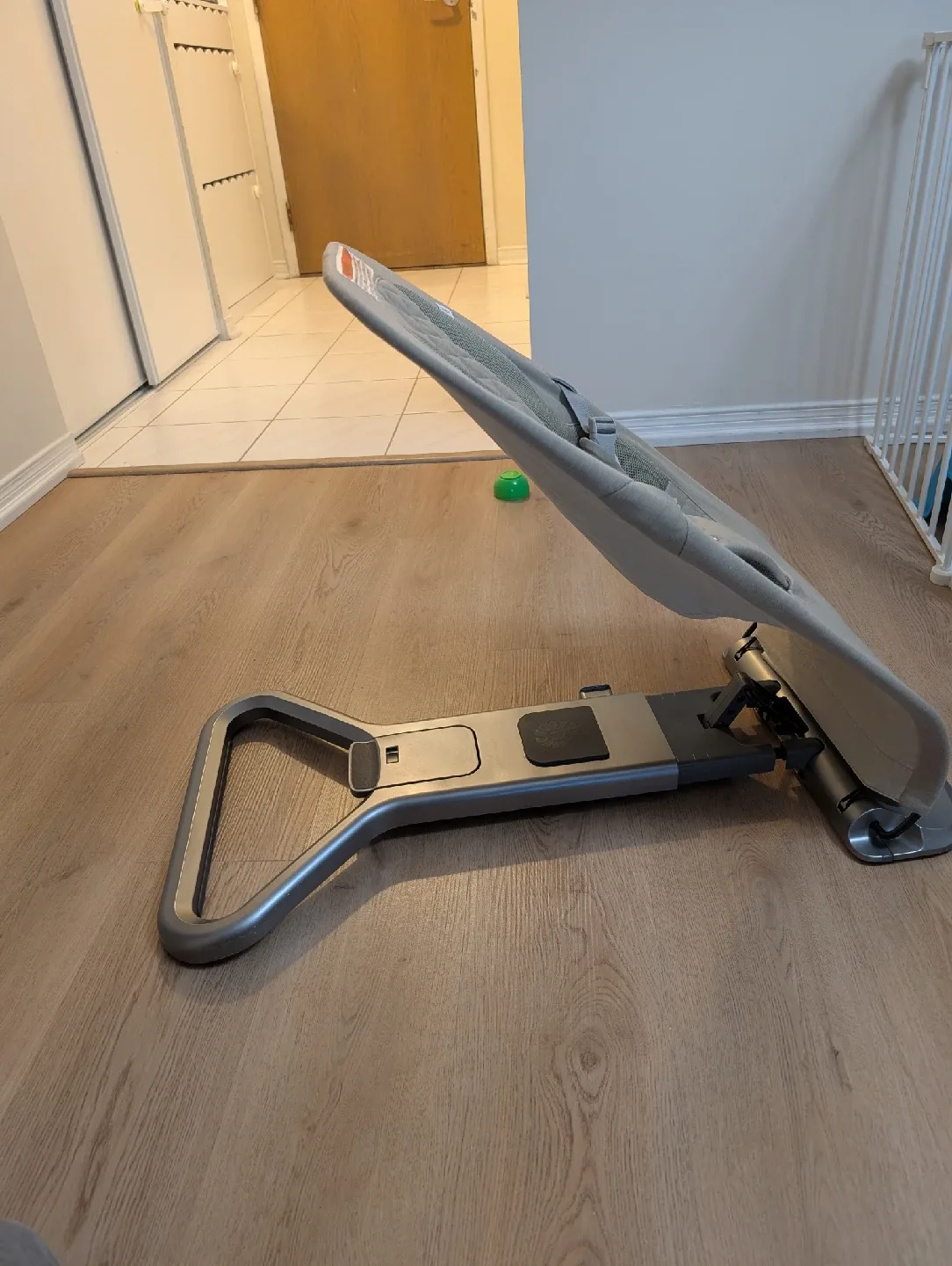 SALE!!!!! Ergobaby Evolve Bouncer 3 in 1 - Knit soft olive color image indicator(3)