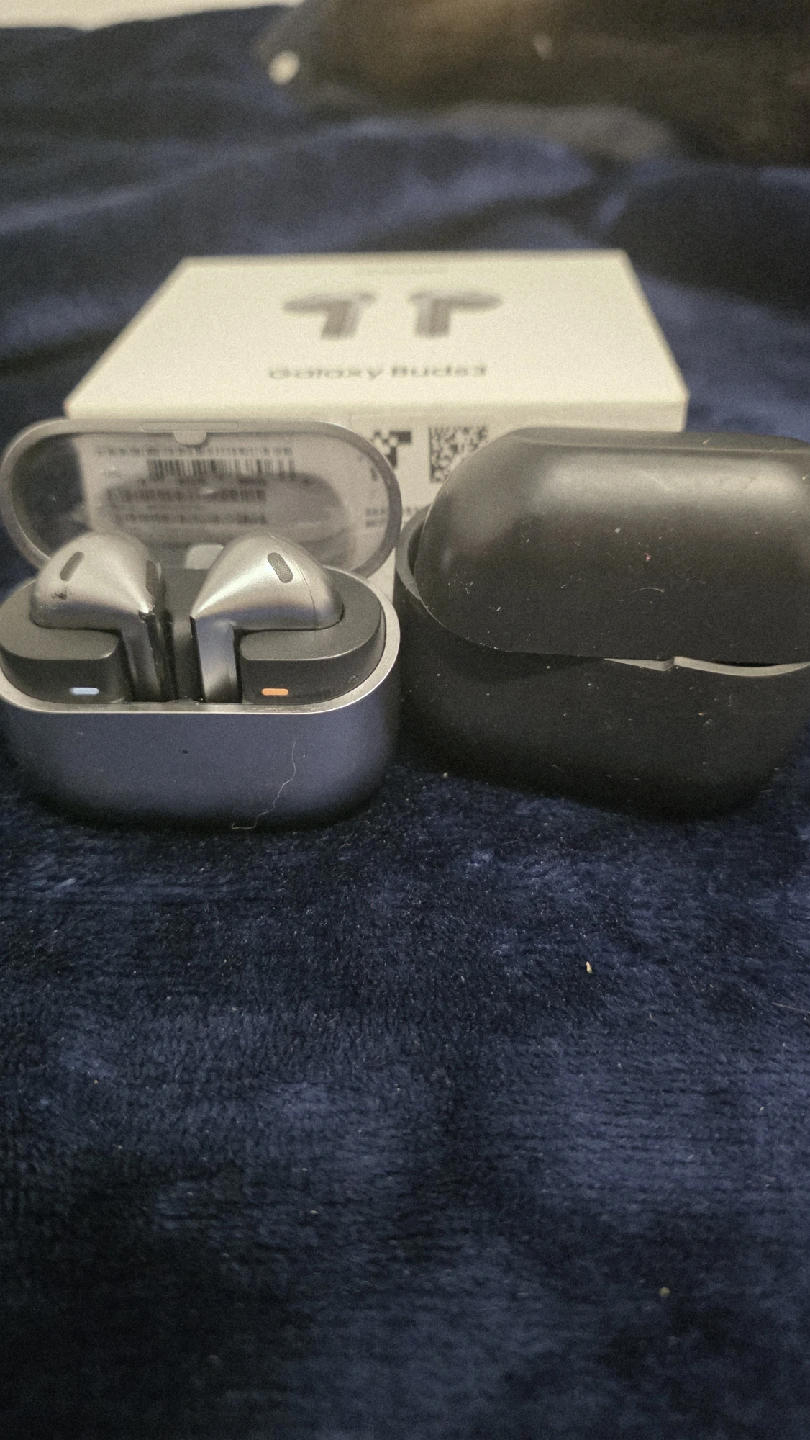 EUC Samsung Galaxy Buds3 - Silver - photo 2
