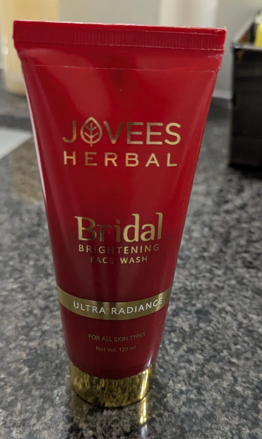 L'Oreal Revitalift Hyaluronic Acid Serum & Jovees Face Wash image indicator(5)