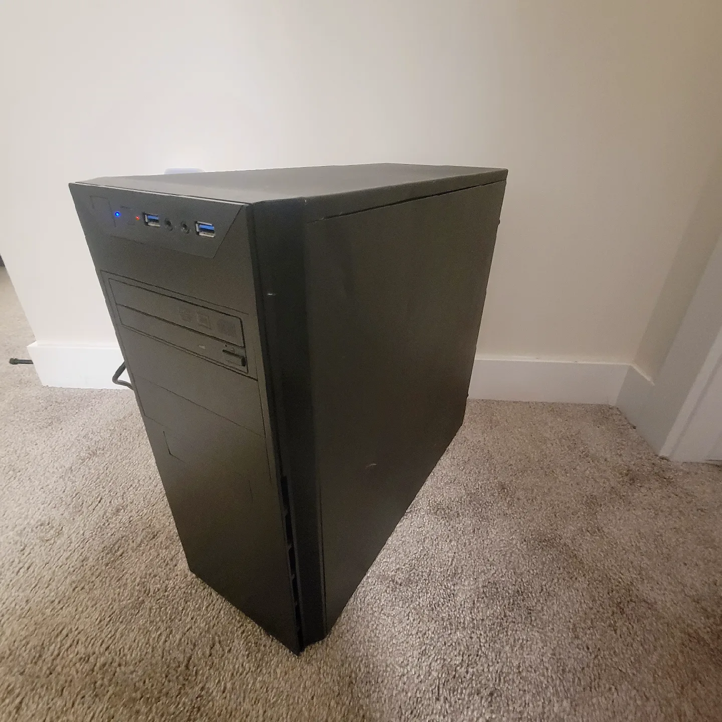 High ending gaming PC with keyboard and mouse image indicator(4)