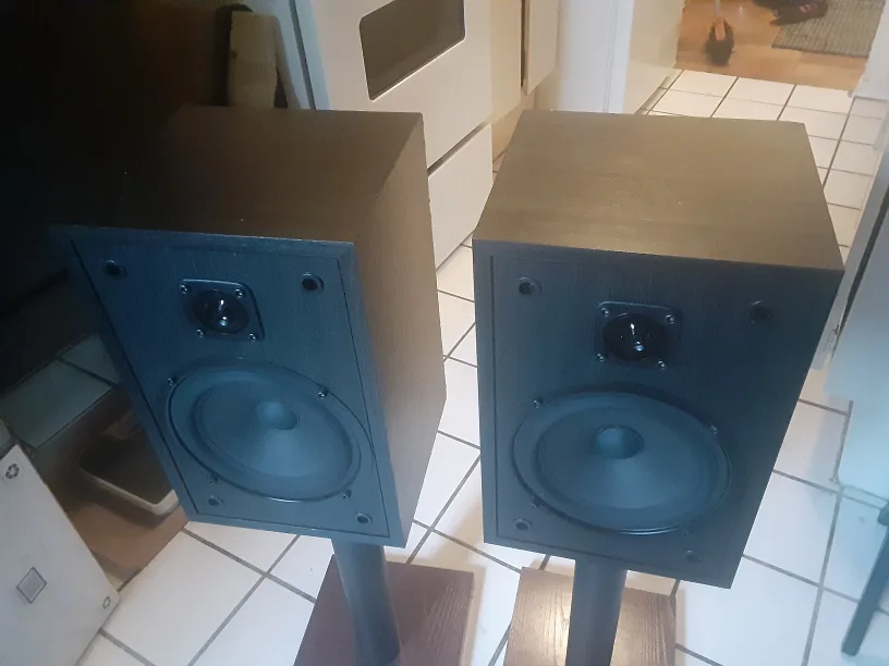 Rare Cerwin Vega Bookshelf Speakers - Pair with stands image indicator(2)