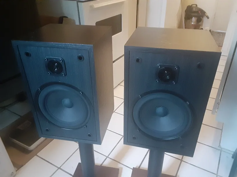 Rare Cerwin Vega Bookshelf Speakers - Pair with stands image indicator(3)