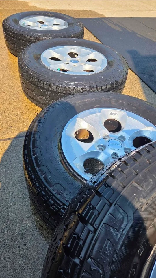 Jeep Wrangler Bridgestone Tires & Rims image indicator(2)