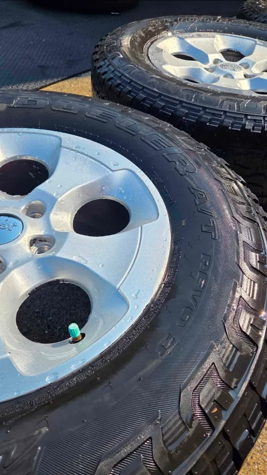 Jeep Wrangler Bridgestone Tires & Rims image indicator(4)