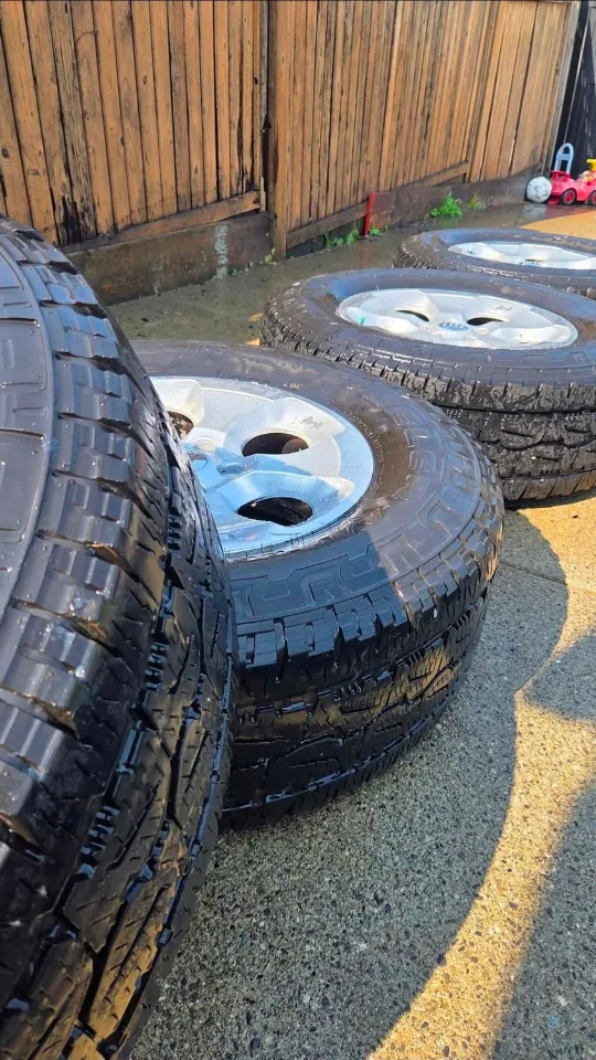 Jeep Wrangler Bridgestone Tires & Rims image indicator(7)