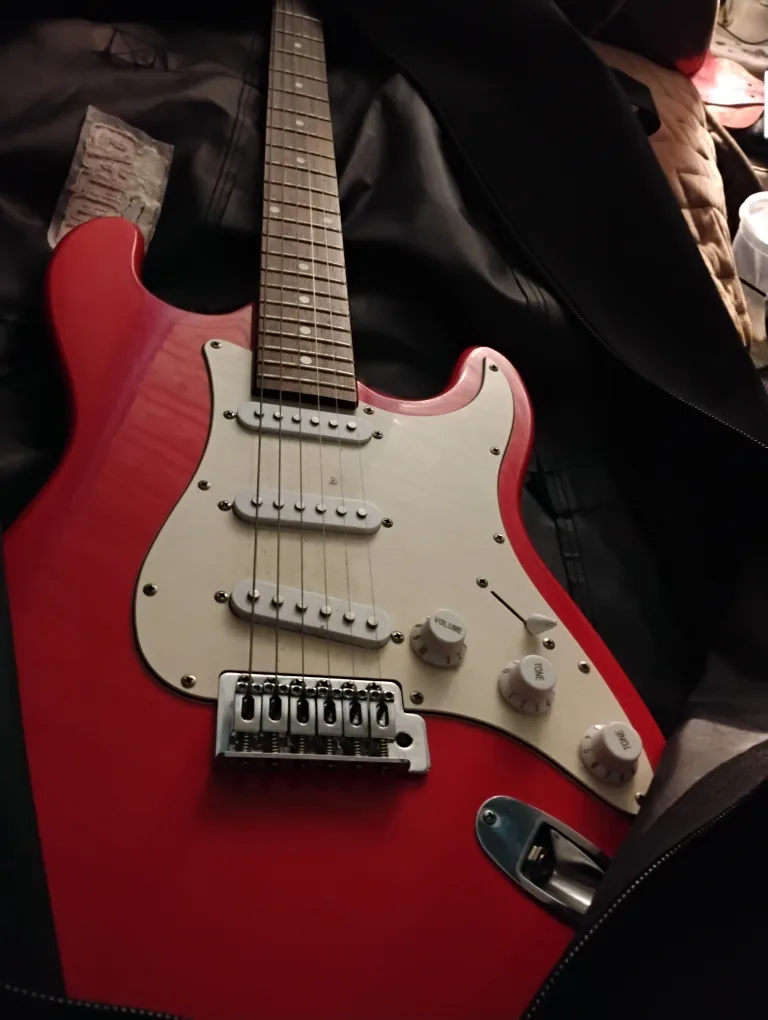 Squier Mini Stratocaster Electric Guitar with Gig Bag image indicator(7)